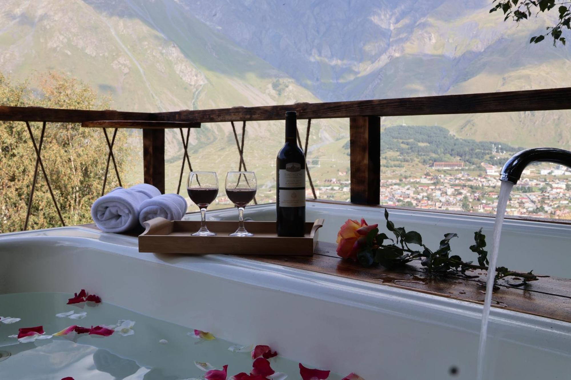 Glamping Emerald Kazbegi Exteriör bild